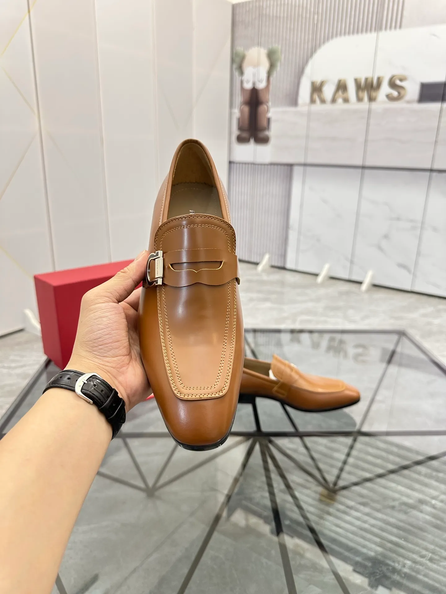 Men's shoes: 💰P640¥ High-end quality Product trademark: Ferragamo* "Ferragamo*" leather shoes Regular size: 38-44 (can be customized to 45.46.) Product materials: imported first-layer cowhide leather upper, cowhide lining, original outsole. Number: 688